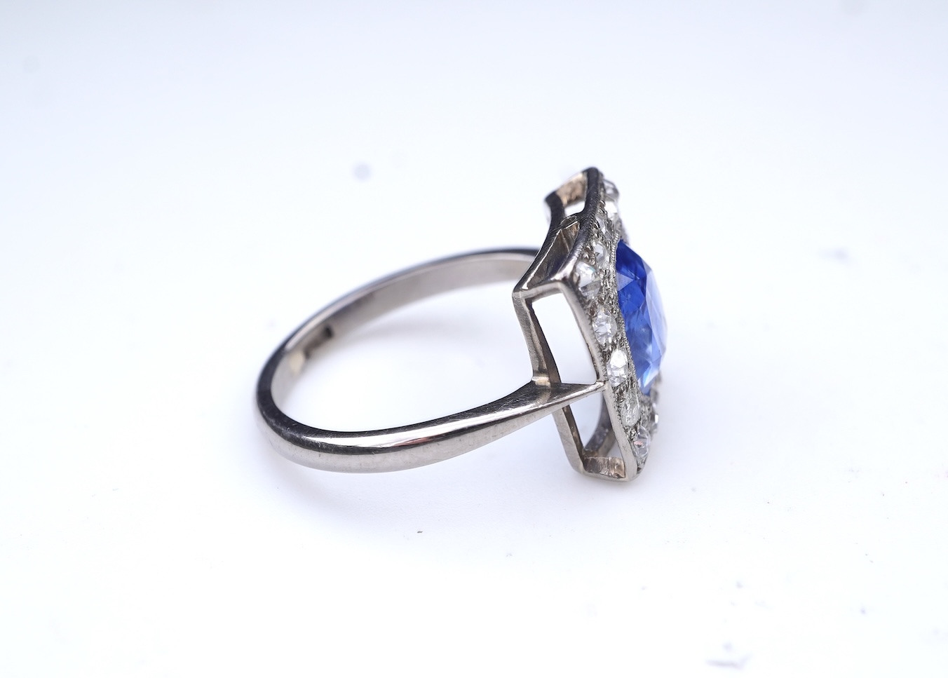 A Kashmir sapphire and diamond ring, early 20th century